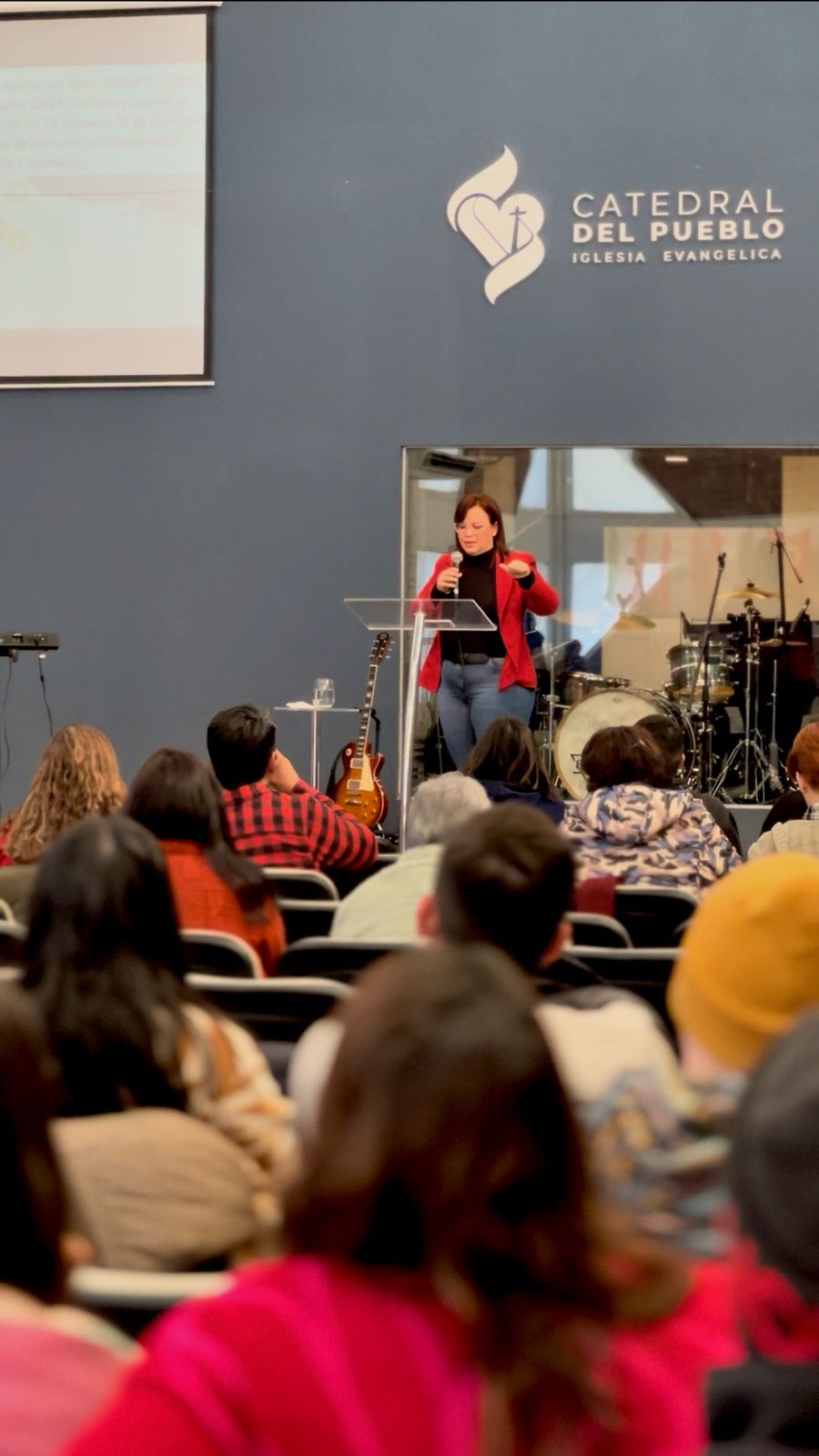 Valeria hablando en la Catedral del Pueblo, Iglesia Evangélica