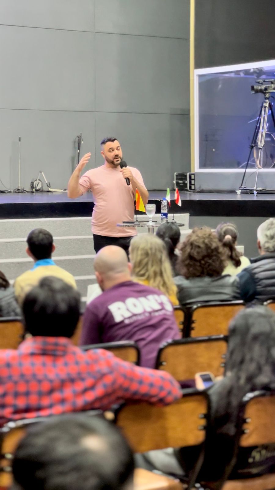 Federico dando una charla ante una gran audiencia