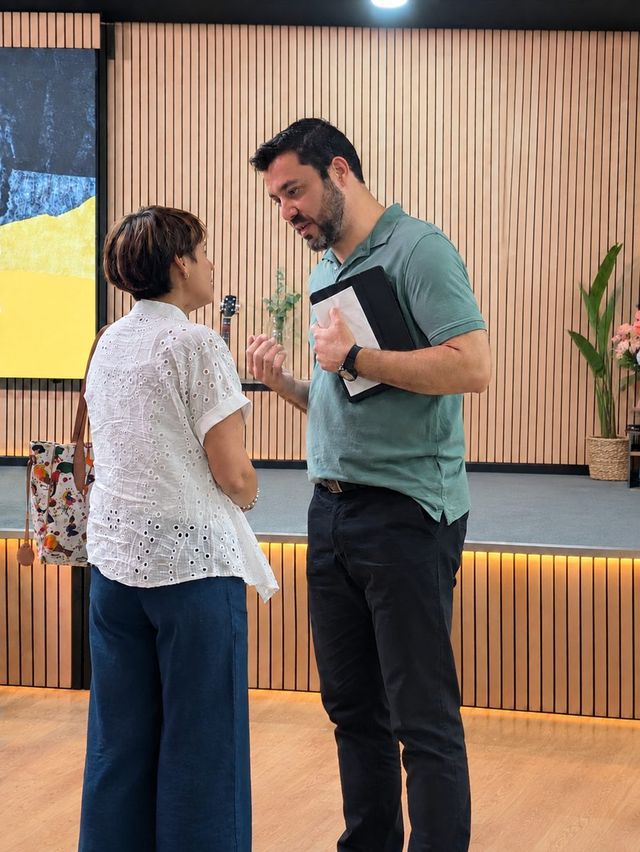 Federico Bartha conversando después de una charla