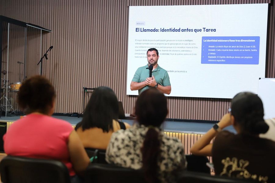 Federico enseñando sobre identidad y misión